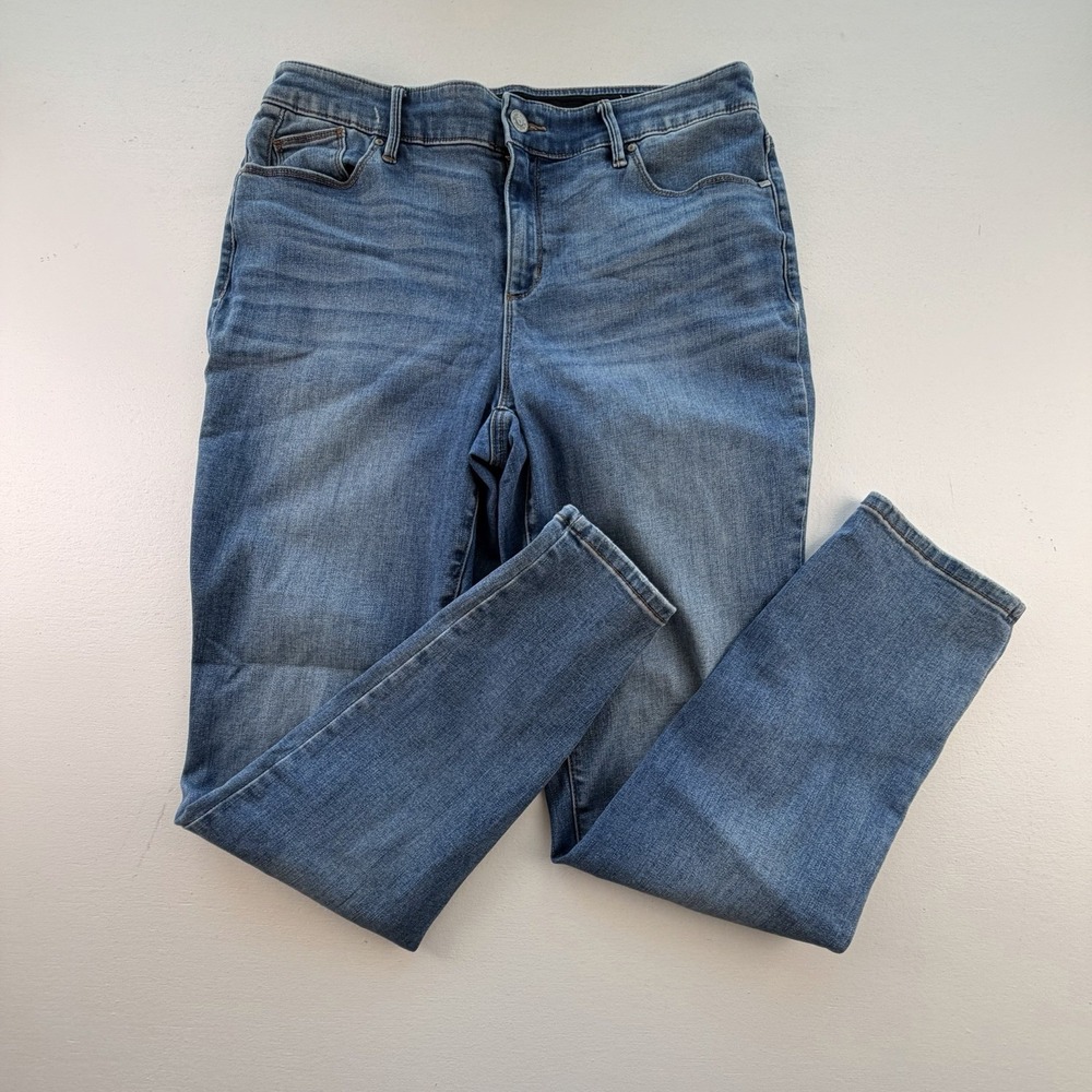 Chico's Women' Blue Denim Straight Leg Jeans Medium Wash Slimming Size 2R, US 12